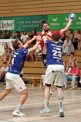 08.08.2026, xovx, Handball Lindencup, HSG Pohlheim - HSG Wettenberg v.l. Leon Friedl (HSG Pohlheim), Jonas Müller (HSG Wettenberg), Simon Dahlhaus (HSG Pohlheim) Linden Stadthalle Hessen Deutschland (DE) *** August 8, 2026, xovx, Lindencup Handball Tournament, HSG Pohlheim vs. HSG Wettenberg: Leon Friedl (HSG Pohlheim), Jonas Müller (HSG Wettenberg), Simon Dahlhaus (HSG Pohlheim), Linden City Hall, Hesse, Germany, DE
