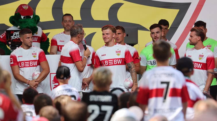 Stuttgart , VfB Stuttgart Saisoneröffnung VfB Stuttgart vs. Everton FC, v.l. Ermedin Demirovic, StadionSprecher Holger Laser, Finn Jeltsch, Dennis Seimen, Maximilian Mittelstädt *** Stuttgart, VfB Stuttgart Season Opener: VfB Stuttgart vs. Everton FC; from left: Ermedin Demirovic, stadium announcer Holger Laser, Finn Jeltsch, Dennis Seimen, Maximilian Mittelstädt