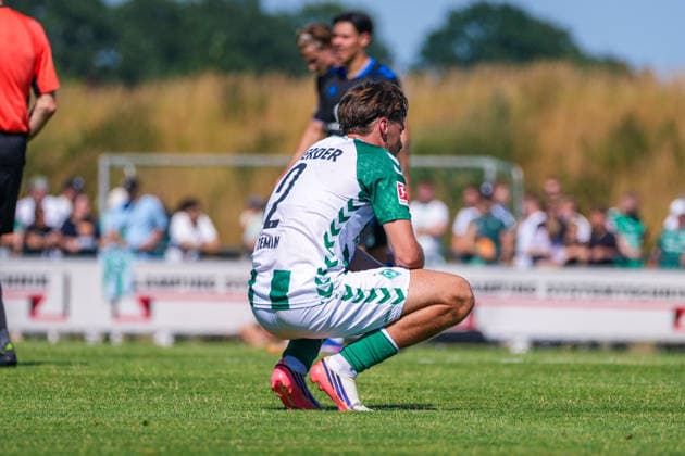 Olivier Deman (Werder Bremen, 2) am Boden nach Abpfiff, Deutschland: Fussball, Saison 2026 27, erstes Testspiel des Tages, 08.08.2026, Werder Bremen vs SC Paderborn 07, Stadion am Oyther Berg (Oythe, Vechta, Niedersachsen) *** Olivier Deman, Werder Bremen, 2 players on the ground after the final whistle, German soccer, 2026–27 season, first friendly match of the day, August 8, 2026, Werder Bremen vs. SC Paderborn 07, Stadion am Oyther Berg, Oythe, Vechta, Lower Saxony Copyright: xLeonxFrickx