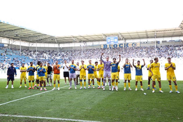 Die Mannschaft von Eintracht Braunschweig jubelt nach Spielende vor dem Fanblock - 2. Fußball Bundesliga Saison 2026-2027 1. FC Magdeburg vs Eintracht Braunschweig in der Avnet Arena in Magdeburg - Aktion,Fußball,Mann,Männer,Deutschland,08.08.2026 *** The Eintracht Braunschweig team celebrates in front of Fan Block 2 after the final whistle. 2026–2027 Bundesliga Season: 1. FC Magdeburg vs. Eintracht Braunschweig at the Avnet Arena in Magdeburg. Action, soccer, man,Men, Germany, August 8, 2026