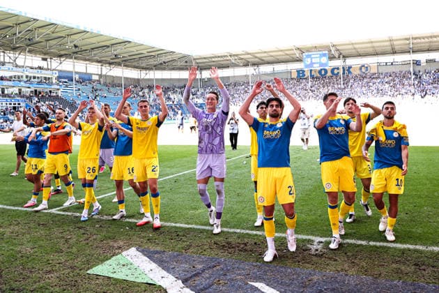 v.l. Maximilian Entrup (Eintracht Braunschweig,9), Tristan Wagner (Eintracht Braunschweig,26), Jan Urbich (Eintracht Braunschweig,27), Torwart Ron Thorben Hoffmann (Eintracht Braunschweig,1), Fabio Di Michele Sanchez (Eintracht Braunschweig,22), Florian Flick (Eintracht Braunschweig,6), Samuele Di Benedetto (Eintracht Braunschweig,10) - Die Mannschaft von Eintracht Braunschweig jubelt nach Spielende vor dem Fanblock - 2. Fußball Bundesliga Saison 2026-2027 1. FC Magdeburg vs Eintracht Braunschweig in der Avnet Arena in Magdeburg - Aktion,Fußball,Mann,Männer,Deutschland,08.08.2026 *** From left: Maximilian Entrup, Eintracht Braunschweig, 9; Tristan Wagner, Eintracht Braunschweig, 26; Jan Urbich, Eintracht Braunschweig, 27, Goalkeeper Ron Thorben Hoffmann, Eintracht Braunschweig, 1, Fabio Di Michele Sanchez, Eintracht Braunschweig, 22, Florian Flick, Eintracht Braunschweig, 6, Samuele Di Benedetto, Eintracht Braunschweig, 10 The Eintracht Braunschweig team celebrates in front of Fan Block 2 after the final whistle. 2026–2027 Bundesliga Season: 1. FC Magdeburg vs. Eintracht Braunschweig at the Avnet Arena in Magdeburg. Action,soccer, man, men, Germany, August 8, 2026