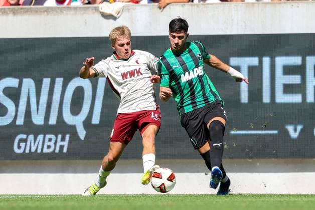 im Zweikampf, Aktion, mit Hennes Behrens 16 FC Augsbburg), Cristian Volpato 7 (US Sassuolo Calcio), FC Augsburg vs. US Sassuolo Calcio, Fussball, 1. Bundesliga, Testspiel, Saison 2026 27, 08.08.2026 Augsburg Bayern Deutschland *** One-on-one, Action, featuring Hennes Behrens (16, FC Augsburg) and Cristian Volpato (7, US Sassuolo Calcio), FC Augsburg vs. US Sassuolo Calcio, Soccer, Bundesliga 1, Friendly Match, 2026–27 Season, August 8, 2026, Augsburg, Bavaria, Germany Copyright: xkolbert-press ChristianxKolbertx