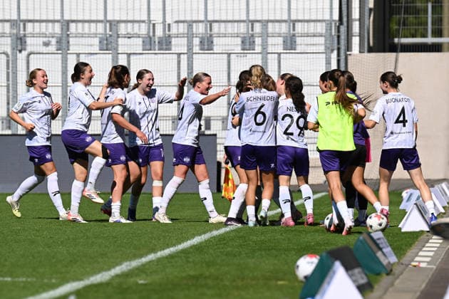 Fußball I Frauen I Saison 2026-2027 I Bundesliga I 2. Spieltag I FC Carl Zeiss Jena - SGS Essen I 08.08.2026 Torjubel SGS Essen nachdem sie erneut in Führung gegangen sind Jena Ernst-Abbe-Sportfeld, ad hoc Arena Thüringen Deutschland *** Soccer I Women s I 2026–2027 Season I Bundesliga I Matchday 2 I FC Carl Zeiss Jena vs. SGS Essen I August 8, 2026 SGS Essen celebrates a goal after taking the lead once again Jena Ernst Abbe Sportfeld, ad hoc Arena Thuringia, Germany Copyright: xLobeca InesxHähnelx