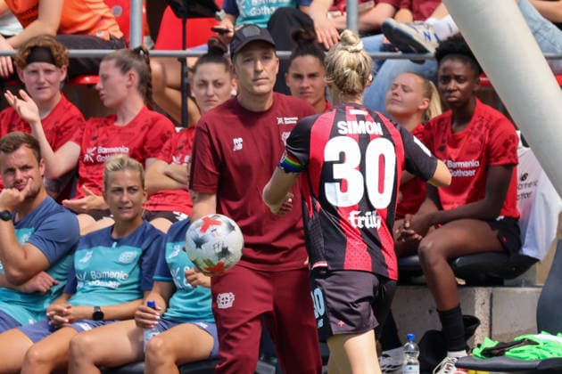 Leverkusen, Deutschland: 08.08.2026 - Saisoneröffnung Testspiel - Bayer Leverkusen Frauen vs. Feyenoord Rotterdam Frauen Im Bild: v.li. Cheftrainer Roberto Pätzold Pätzold (Leverkusen) wirft Carolin Simon (Leverkusen) den Ball zu *** Leverkusen, Germany, August 8, 2026 Season opener: Friendly match between Bayer Leverkusen Women and Feyenoord Rotterdam Women. Pictured, from left: Head Coach Roberto Pätzold; Pätzold passes the ball to Carolin Simon. Copyright: HMBxMedia MadeleinexFantini
