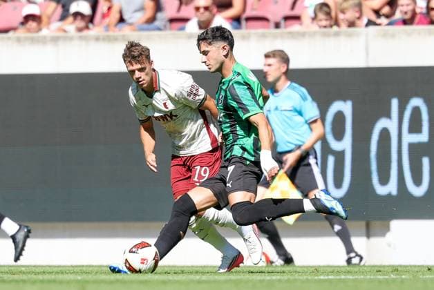 im Zweikampf, Aktion, mit Robin Fellhauer 19 (FC Augsburg), Cristian Volpato 7 (US Sassuolo Calcio), FC Augsburg vs. US Sassuolo Calcio, Fussball, 1. Bundesliga, Testspiel, Saison 2026 27, 08.08.2026 Augsburg Bayern Deutschland *** One-on-one, Action, featuring Robin Fellhauer 19 (FC Augsburg) and Cristian Volpato 7 (US Sassuolo Calcio), FC Augsburg vs. US Sassuolo Calcio, Soccer, Bundesliga 1, Friendly Match, 2026–27 Season, August 8, 2026, Augsburg, Bavaria, Germany Copyright: xkolbert-press ChristianxKolbertx