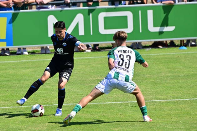 08.08.2026, GER, Freundschaftsspiel SV Werder Bremen vs Paderborn Fussball, Saison 2026 2027), 1.FBL Raphael Obermair (SC Paderborn 07 23) Schweigens Mick (Werder Bremen x33; Oythe Stadion am Oyther Berg Niedersachsen Deutschland *** August 8, 2026, GER, Friendly Match: SV Werder Bremen vs. Paderborn Soccer, 2026–2027 Season, 1st Bundesliga: Raphael Obermair (SC Paderborn 07) 23, Schweigens Mick (Werder Bremen) x33, Oythe Stadium on Oyther Berg, Lower Saxony, Germany Copyright: xnordphotoxGmbHx xKFOTOx