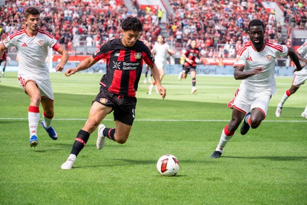 Deutschland: Freundschaftsspiel-Vorbereitung 2026 2027 - Bayer 04 Leverkusen vs FC Sevilla - BayArena-Stadion (Leverkusen): Spielszene, Duell, duel, tackle, tackling, Dynamik, Action, Aktion Ibrahim Maza (Bayer 04 Leverkusen, 30) Gabriel Suazo (FC Sevilla, 12) Leverkusen Leverkusen-BayArena-Stadion Deutschland *** Germany Friendly Match, 2026-2027 Pre-Season, Bayer 04 Leverkusen vs. FC Sevilla, BayArena Stadium, Leverkusen, Game Highlights, Duel, Tackle, Tackling, Dynamism, Action, Ibrahim Maza, Bayer 04 Leverkusen, 30; Gabriel Suazo, FC Sevilla, 12; Leverkusen, BayArena Stadium, Germany Copyright: xOrhanxHabashx