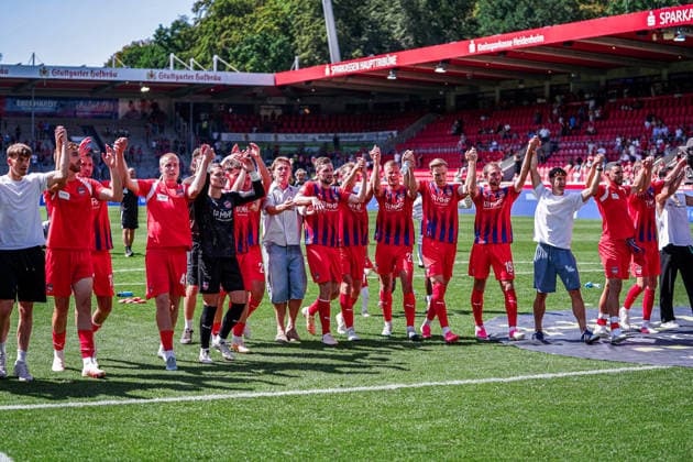 Deutschland: Fussball Saison 2026 2027 , 2. Bundesliga , 1. FC Heidenheim vs. VfL Osnabrück - Voith-Arena (Heidenheim) : Mannschaft jubelt mit den Fans Heidenheim Voith-Arena Deutschland *** Germany Soccer Season 2026–2027, 2. Bundesliga, 1. FC Heidenheim vs. VfL Osnabrück, Voith Arena, Heidenheim; Team celebrates with the fans, Heidenheim, Voith Arena, Germany Copyright: xBennetxLongx