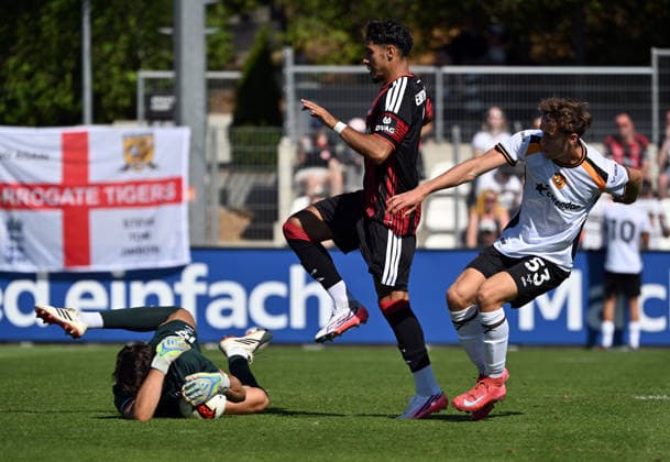 08.08.2026, xjhx, Fussball Testspiel, Eintracht Frankfurt - Hull City v.l. Konstantinos Tzolakis (Hull City), Fares Chaibi (Eintracht Frankfurt), Ben Robinson (Hull City) Dreich *** August 8, 2026, xjhx, Soccer Friendly, Eintracht Frankfurt vs. Hull City: Konstantinos Tzolakis (Hull City), Fares Chaibi (Eintracht Frankfurt), Ben Robinson (Hull City) Dreich