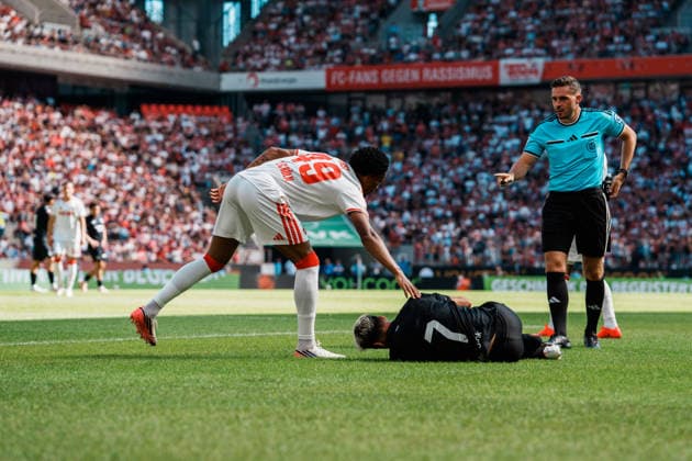 Fußball - Bundesliga, Testspiel, Saisoneröffnung 2026 2027: 1. FC Köln vs. Real Sociedad San Sebastian (Rheinenergiestadion Köln Müngersdorf), David Fürst David Furst (1. FC Köln, 49), Entschuldigung nach Foul an Ander Barrenetxea (Real Sociedad San Sebastian, 7) *** German Bundesliga, Friendly Match, 2026–2027 Season Opener: 1. FC Köln vs. Real Sociedad San Sebastián, Rheinenergiestadion, Cologne-Müngersdorf; David Fürst (David Furst), 1. FC Köln, 49, sent off after a foul on Ander Barrenetxea of Real Sociedad San Sebastián, 7 Copyright: xThiemoxRudolphx