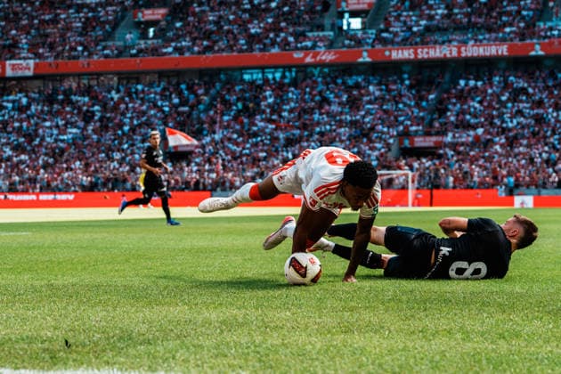 Fußball - Bundesliga, Testspiel, Saisoneröffnung 2026 2027: 1. FC Köln vs. Real Sociedad San Sebastian (Rheinenergiestadion Köln Müngersdorf), David Fürst David Furst (1. FC Köln, 49) Zweikampf gegen Benat Turrientes Benat Turrientes (Real Sociedad San Sebastian, 8) *** German Bundesliga, Friendly Match, 2026–2027 Season Opener: 1. FC Köln vs. Real Sociedad San Sebastián, Rheinenergiestadion, Cologne-Müngersdorf, David Fürst (David Furst), 1. FC Köln, 49, tackle against Benat Turrientes (Real Sociedad San Sebastián), 8 Copyright: xThiemoxRudolphx