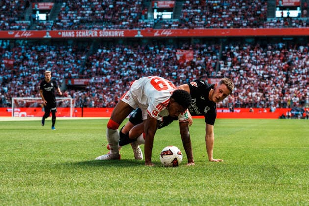 Fußball - Bundesliga, Testspiel, Saisoneröffnung 2026 2027: 1. FC Köln vs. Real Sociedad San Sebastian (Rheinenergiestadion Köln Müngersdorf), David Fürst David Furst (1. FC Köln, 49) Zweikampf gegen Benat Turrientes Benat Turrientes (Real Sociedad San Sebastian, 8) *** German Bundesliga, Friendly Match, 2026–2027 Season Opener: 1. FC Köln vs. Real Sociedad San Sebastián, Rheinenergiestadion, Cologne-Müngersdorf, David Fürst (David Furst), 1. FC Köln, 49, tackle against Benat Turrientes (Real Sociedad San Sebastián), 8 Copyright: xThiemoxRudolphx