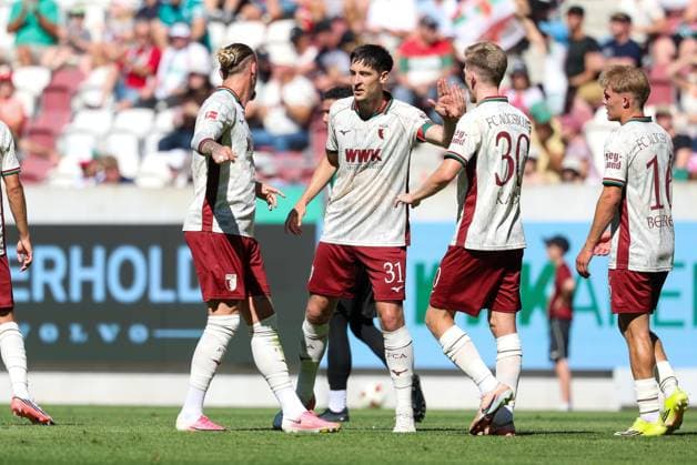 Torjubel von Marius Wolf 27 (FC Augsburg), Keven Schlotterbeck 31 (FC Augsbburg), Anton Kade 30 (FC Augsburg), Hennes Behrens 16 FC Augsbburg) zum Ausgleich 2:2, FC Augsburg vs. US Sassuolo Calcio, Fussball, 1. Bundesliga, Testspiel, Saison 2026 27, 08.08.2026 Augsburg Bayern Deutschland *** Goal celebrations by Marius Wolf (27, FC Augsburg), Keven Schlotterbeck (31, FC Augsburg), Anton Kade (30, FC Augsburg), and Hennes Behrens (16, FC Augsburg) after the equalizer (2–2), FC Augsburg vs. US Sassuolo Calcio, Soccer, 1st Bundesliga, Friendly, 2026–27 Season, August 8, 2026, Augsburg, Bavaria, Germany Copyright: xkolbert-press ChristianxKolbertx