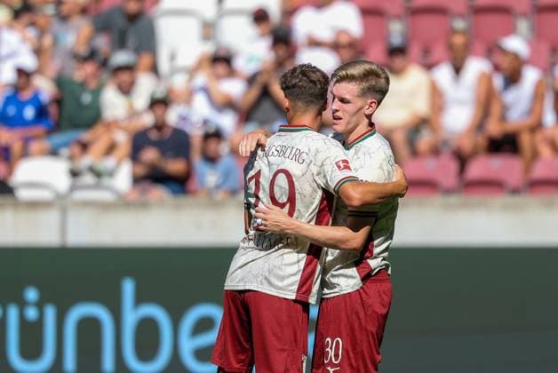 Torjubel von Robin Fellhauer 19 (FC Augsburg), Anton Kade 30 (FC Augsburg) zum Ausgleich 2:2, FC Augsburg vs. US Sassuolo Calcio, Fussball, 1. Bundesliga, Testspiel, Saison 2026 27, 08.08.2026 Augsburg Bayern Deutschland *** Goal celebration by Robin Fellhauer (19, FC Augsburg) and Anton Kade (30, FC Augsburg) after the equalizer (2–2), FC Augsburg vs. US Sassuolo Calcio, Soccer, Bundesliga 1, Friendly Match, 2026–27 Season, August 8, 2026, Augsburg, Bavaria, Germany Copyright: xkolbert-press ChristianxKolbertx