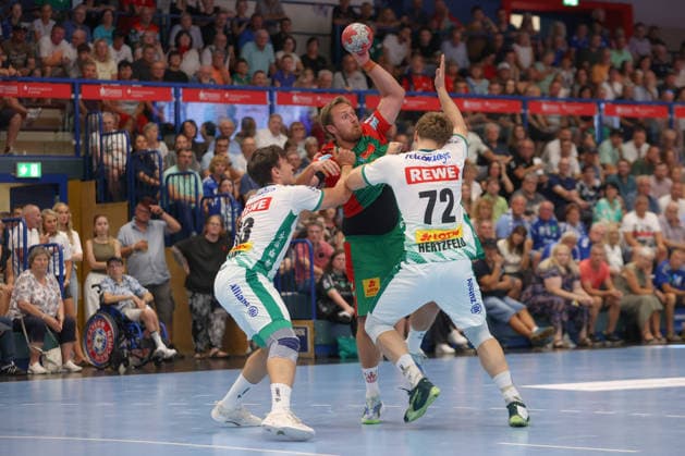 08.08.2026, xtgx, Handball Turnier, SC Magdeburg - SC DHfK Leipzig emspor, v.l. Luka Rogan (Leipzig, 33), Albin Lagergren (Magdeburg, 21), Tim Hertzfeld (Leipzig, 72) Zweikampf, Duell, Kampf, tackle Lößnitz *** August 8, 2026, xtgx, handball tournament, SC Magdeburg vs. SC DHfK Leipzig, from left: Luka Rogan (Leipzig), 33; Albin Lagergren (Magdeburg), 21; Tim Hertzfeld (Leipzig), 72; one-on-one, duel, battle, tackle, Lößnitz