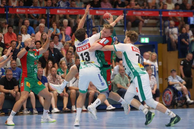 08.08.2026, xtgx, Handball Turnier, SC Magdeburg - SC DHfK Leipzig emspor, v.l. Matej Klima (Leipzig, 13), Gisli Thorgeir Kristjansson (Magdeburg, 10), Tim Hertzfeld (Leipzig, 72) Zweikampf, Duell, Kampf, tackle Lößnitz *** August 8, 2026, xtgx, handball tournament, SC Magdeburg vs. SC DHfK Leipzig emspor, from left: Matej Klima (Leipzig), 13, Gisli Thorgeir Kristjansson (Magdeburg), 10, Tim Hertzfeld (Leipzig), 72; duel, battle, tackle, Lößnitz