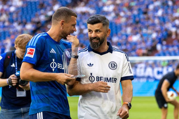 Gelsenkirchen, Germany, 08.08.26, Edin Dzeko 10 (FC Schalke 04) und Cheftrainer Miron Muslic (FC Schalke 04) während des Testspiels zwischen FC Schalke 04 - Atalanta Bergamo in der Veltins Arena in Gelsenkirchen. (Photo by Joachim Bywaletz) DFB DFL REGULATIONS PROHIBIT ANY USE OF PHOTOGRAPHS AS IMAGE SEQUENCES AND OR QUASI-VIDEO. *** Gelsenkirchen, Germany, August 26, Edin Dzeko (No. 10) of FC Schalke 04 and head coach Miron Muslic of FC Schalke 04 during the friendly match between FC Schalke 04 and Atalanta Bergamo at the Veltins Arena in Gelsenkirchen. Photo by Joachim Bywaletz. DFB and DFL regulations prohibit any use OF PHOTOGRAPHS AS IMAGE SEQUENCES AND OR QUASI-VIDEO Copyright: JoachimxBywaletz xJB-Sportfoto