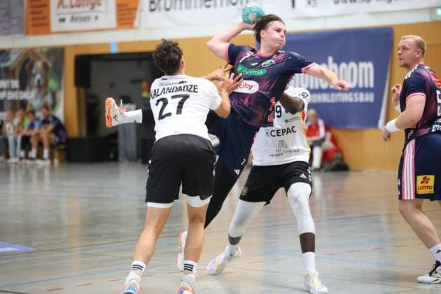 Leif Tissier ( 7; TSV Hannover Burgdorf) zieht aus dem Sprung ab und wird dabei von Nikoloz Kalandadze ( 27; PAUC Handball) unter Druck gesetzt. Justus Fischer ( 54; TSV Hannover Burgdorf) beobachtet die Szene im Hintergrund. Leif Tissier ( 7; TSV Hannover Burgdorf) im Wurf gegen Nikoloz Kalandadze ( 27; PAUC Handball) *** Leif Tissier (7, TSV Hannover Burgdorf) shoots off the dribble while being pressured by Nikoloz Kalandadze (27, PAUC Handball); Justus Fischer (54, TSV Hannover Burgdorf) watches the action in the background; Leif Tissier (7, TSV Hannover Burgdorf) takes a shot against Nikoloz Kalandadze 27 PAUC Handball Copyright: xspeedshotx