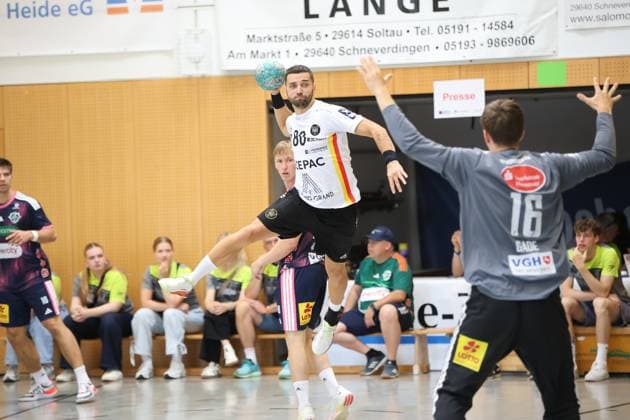 Vanja Ilic ( 80; PAUC Handball) zieht im Sprung ab und nimmt Maß auf das Tor, während Daniel Weber ( 58; TSV Hannover Burgdorf) im Hintergrund verfolgt. Torwart Simon Gade ( 16; TSV Hannover Burgdorf) versucht den Wurf zu blocken. Vanja Ilic ( 80; PAUC Handball) beim Sprungwurf gegen Simon Gade *** Vanja Ilic (80, PAUC Handball) takes off for a jump shot and aims at the goal, while Daniel Weber (58, TSV Hannover Burgdorf) watches from the background; goalkeeper Simon Gade (16, TSV Hannover Burgdorf) tries to block the shot as Vanja Ilic (80, PAUC Handball) attempts a jump shot against Simon Gade Copyright: xspeedshotx