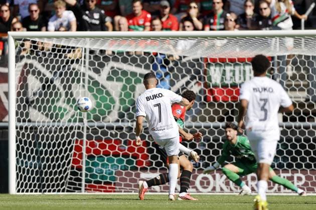 NIJMEGEN - (lr) Rui Mendes of Telstar scores 0-2, NEC Nijmegen goalkeeper Gonzalo Crettaz Gerald Alders of Telstar during the Dutch Eredivisie match between NEC Nijmegen and Telstar at De Goffert on August 8, 2026 in Nijmegen, the Netherlands. BART STOUTJESDIJK ANP Eredivisie 2026 27 xVIxANPxSportx xxANPxIVx 565086979 originalFilename: 565086979.jpg