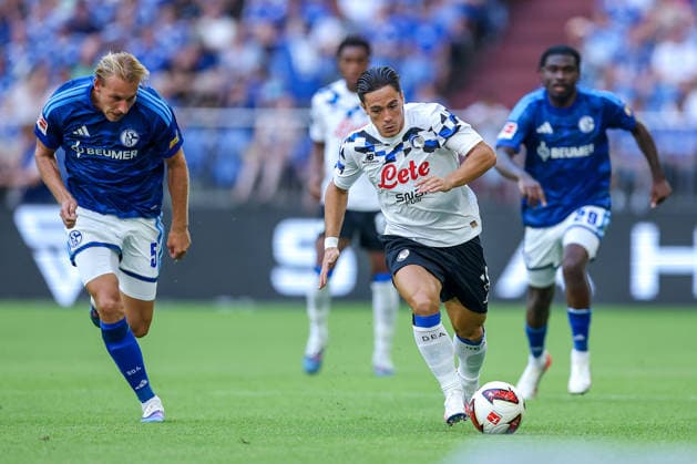 08.08.2026, Fußball, FC Schalke 04 - Atalanta Bergamo, Testspiel Freundschaftsspiel, Veltins-Arena Gelsenkirchen, Saison 2026 2027: Giacomo Raspadori (Atalanta Bergamo 18) im Zweikampf gegen Timo Becker (FC Schalke04 05) Junior Dina Ebimbe (FC Schalke04 29) DFB regulations prohibit any use of photographs as image sequences and or quasi-video. Nordrhein-Westfalen Deutschland *** August 8, 2026, Soccer, FC Schalke 04 vs. Atalanta Bergamo, Friendly Match, Veltins Arena, Gelsenkirchen, 2026–2027 season: Giacomo Raspadori (Atalanta Bergamo, No. 18) in a tackle against Timo Becker (FC Schalke 04, No. 05) and Junior Dina Ebimbe (FC Schalke 04, No. 29). DFB regulations prohibit any use of photographs as image sequences and or quasi-video. North Rhine-Westphalia, Germany