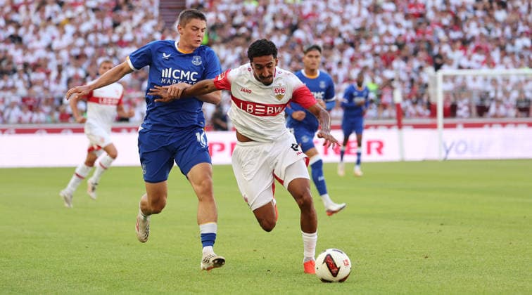 Stuttgart , VfB Stuttgart Saisoneröffnung VfB Stuttgart vs. Everton FC, v.l. Vitalii Mykolenko (Everton), Tiago Tomas (VfB) *** Stuttgart, VfB Stuttgart Season Opener: VfB Stuttgart vs. Everton FC; from left: Vitalii Mykolenko (Everton), Tiago Tomas (VfB)