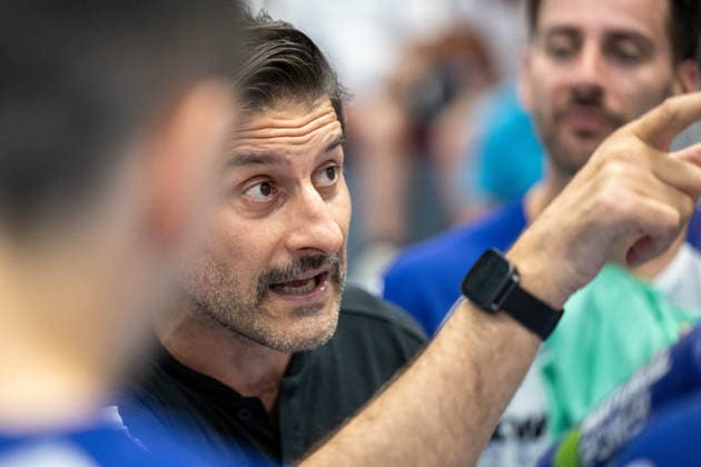 HANDBALL - ALPLA Sommercup HARD,AUSTRIA,08.AUG.26 - HANDBALL - ALPLA Sommercup, third place match, HC Hard vs TBV Lemgo Lippe. Image shows head coach Spyros Balomenos (Hard).  GEPAxpictures xOliverxLerch