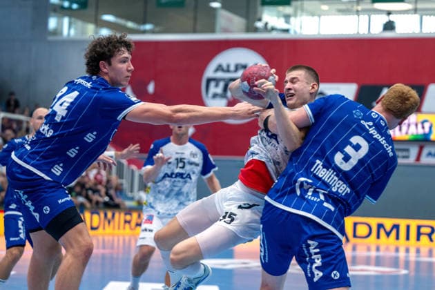 HANDBALL - ALPLA Sommercup HARD,AUSTRIA,08.AUG.26 - HANDBALL - ALPLA Sommercup, third place match, HC Hard vs TBV Lemgo Lippe. Image shows Joel Willecke (Lemgo), Matthias Haemmerle (Hard) and (Hard).  GEPAxpictures xOliverxLerch