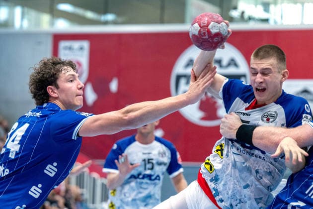HANDBALL - ALPLA Sommercup HARD,AUSTRIA,08.AUG.26 - HANDBALL - ALPLA Sommercup, third place match, HC Hard vs TBV Lemgo Lippe. Image shows Joel Willecke (Lemgo) and Matthias Haemmerle (Hard).  GEPAxpictures xOliverxLerch