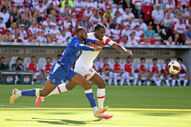 08.08.26 VfB Stuttgart - FC Everton Deutschland, Stuttgart, 08.08.2026, Fussball, Bundesliga, Saison 2026 2027, Testspiel, VfB Stuttgart - FC Everton: Beto, links, Everton Dan-Axel Zagadou, rechts. Zagadou musste kurz später verletzt ausgewechselt werden. VfB. *** August 8, 2026, VfB Stuttgart vs. Everton FC, Germany, Stuttgart, August 8, 2026, Soccer, Bundesliga, 2026–2027 season, Friendly match, VfB Stuttgart vs. Everton: Beto (left), Everton; Dan Axel Zagadou (right). Zagadou had to be substituted due to injury shortly afterward. VfB