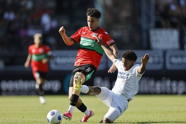 NIJMEGEN - (lr) Sami Ouaissa of NEC Nijmegen, Gerald Alders of Telstar during the Dutch Eredivisie match between NEC Nijmegen and Telstar at De Goffert on August 8, 2026 in Nijmegen, the Netherlands. BART STOUTJESDIJK ANP Eredivisie 2026 27 xVIxANPxSportx xxANPxIVx 565090285 originalFilename: 565090285.jpg