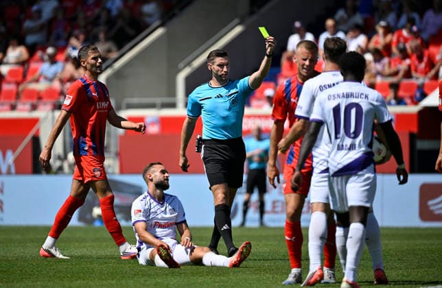 Schiedsrichter Referee Eric Weisbach zeigt Oualid Mhamdi 1. FC Heidenheim 1846 FCH (22) (nicht im Bild) gelbe Karte gelb Verwarnung 1. FC Heidenheim 1846 FCH vs VfL Osnabrueck 08.08.2026 DFL REGULATIONS PROHIBIT ANY USE OF PHOTOGRAPHS AS IMAGE SEQUENCES AND OR QUASI-VIDEO 1. FC Heidenheim 1846 FCH vs VfL Osnabrueck *** Referee Eric Weisbach shows Oualid Mhamdi (1 FC Heidenheim 1846 FCH 22, not shown in the frame) a yellow card. 1 FC Heidenheim 1846 FCH vs. VfL Osnabrück, August 8, 2026 DFL regulations prohibit any use of photographs as image sequences and or quasi-video. 1 FC Heidenheim 1846 FCH vs. VfL Osnabrück