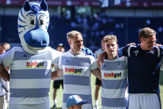 Fussball, 3.Liga Saison 2026 2027 1.Spieltag MSV Duisburg - SV Meppen 08.08.2026, schauinsland-reisen-arena Maskottchen Ennatz (MSV Duisburg) Florian Krüger (MSV Duisburg, 26) Dominik Kother (MSV Duisburg, 11) Aljaz Casar (MSV Duisburg, 8) Duisburg schauinsland-reisen-arena Nordrhein-Westfalen Deutschland *** Sports, Soccer, 3rd Division, 2026–2027 Season, Matchday 1: MSV Duisburg vs. SV Meppen 08, August 8, 2026, Schauinsland Reisen Arena, mascot Ennatz, MSV Duisburg, Florian Krüger (MSV Duisburg), 26, Dominik Kother (MSV Duisburg), 11, Aljaz Casar (MSV Duisburg), 8, Duisburg, Schauinsland Reisen Arena, North Rhine-Westphalia, Germany