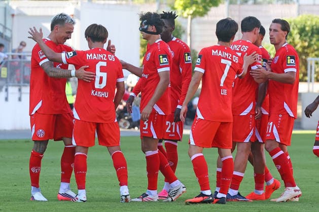 Mainz, Deutschland 08. August 2026: Testspiel - 2026 2027 - 1. FSV Mainz 05 gegen Paris FC Im Bild: Torschütze Phillip Tietz (Mainz) (1.v.li. ) freut sich mit seinen Mitspielern über sein Tor zum 2:0. DFL regulations prohibit any use of photographs as image sequences and or quasi-video Bruchwegstadion Rheinland - Pfalz *** Mainz, Germany, August 8, 2026, Friendly Match 2026–2027, 1st Match: FSV Mainz 05 vs. Paris FC. Pictured: Goal scorer Phillip Tietz (Mainz, 1st from left) celebrates with his teammates after scoring the 2–0 goal. DFL regulations prohibit any use of photographs as image sequences and or quasi-video. Bruchwegstadion, Rhineland-Palatinate Copyright: xFotostandx xRacochax