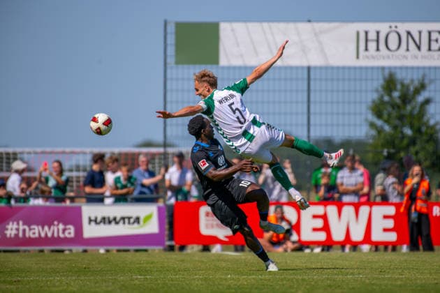 Testspiel: Werder Bremen vs. SC Paderborn 07, 08.08.2026 Kennedy Okpala (SC Paderborn 07, 10), Amos Pieper (Werder Bremen, 5); Testspiel: Werder Bremen vs. SC Paderborn 07 am 08.08.2026 in Vechta (Stadion Oyther Berg), Germany, *** Friendly Match: Werder Bremen vs. SC Paderborn 07, August 8, 2026: Kennedy Okpala (SC Paderborn 07), 10, Amos Pieper (Werder Bremen), 5. Friendly match: Werder Bremen vs. SC Paderborn 07 on August 8, 2026, at Oyther Berg Stadium in Vechta, Germany, Copyright: xBEAUTIFULxSPORTS Neddermannx