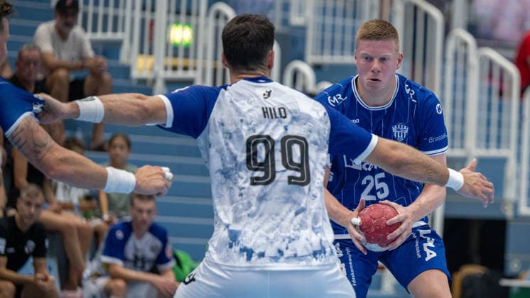 HANDBALL - ALPLA Sommercup HARD,AUSTRIA,08.AUG.26 - HANDBALL - ALPLA Sommercup, third place match, HC Hard vs TBV Lemgo Lippe. Image shows Matthias Hild (Hard) and Niels Versteiijnen (Lemgo).  GEPAxpictures xOliverxLerch