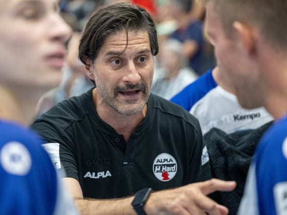 HANDBALL - ALPLA Sommercup HARD,AUSTRIA,08.AUG.26 - HANDBALL - ALPLA Sommercup, third place match, HC Hard vs TBV Lemgo Lippe. Image shows head coach Spyros Balomenos (Hard).  GEPAxpictures xOliverxLerch
