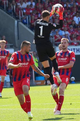 2. BL, 1. Spieltag, Saison 2026 27, FC Heidenheim - VfL Osnabrueck Frank Feller (FC Heidenheim)klaert vor seinen Mitspielern Marnon Busch (FC Heidenheim) und Patrick Mainka (FC Heidenheim) - FC Heidenheim - VFL Osnabrück 2. BL, 1. Spieltag, Saison 2026 27, FC Heidenheim - VfL Osnabrueck Deutschland, Heidenheim, Voith Arena, 08.08.2026 *** 2. Bundesliga, Matchday 1, 2026–27 Season, FC Heidenheim vs. VfL Osnabrück; Frank Feller (FC Heidenheim) clears the ball in front of his teammates Marnon Busch (FC Heidenheim) and Patrick Mainka (FC Heidenheim); FC Heidenheim vs. VfL Osnabrück, 2. Bundesliga, Matchday 1, 2026–27 Season, FC Heidenheim vs. VfL Osnabrück, Germany, Heidenheim, Voith Arena, August 8, 2026 SP_GHR