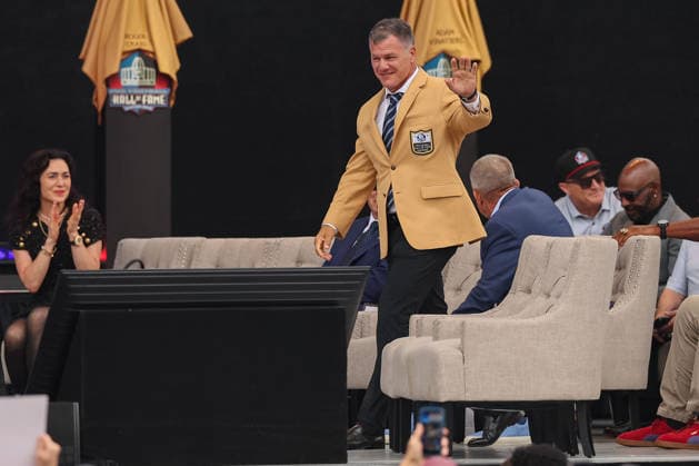 August 8, 2026, Canton, Ohio, USA: 2026 Pro Football Hall of Fame Enshrinee ADAM VINATIERI waves the the crowd at the 2026 Pro Football Hall of Fame Enshrinement ceremony at Tom Benson Hall of Fame Stadium on August 8, 2026 in Canton, Ohio. Canton USA - ZUMAs335 20260808_znp_s335_004 Copyright: xMatthewxSmithx