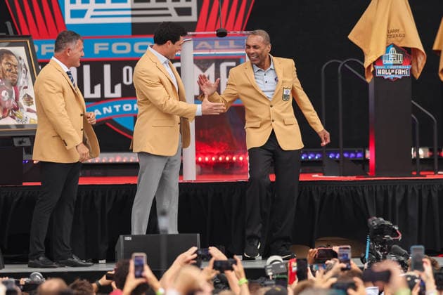 August 8, 2026, Canton, Ohio, USA: 2026 Pro Football Hall of Fame Enshrinees ROGER CRAIG and LUKE KUECHLY shake hands at the 2026 Pro Football Hall of Fame Enshrinement ceremony at Tom Benson Hall of Fame Stadium on August 8, 2026 in Canton, Ohio. NFL, American Football Herren, USA 2026: Pro Football Hall Of Fame Enshrinement  - ZUMAs335 20260808_znp_s335_009 Copyright: xMatthewxSmithx