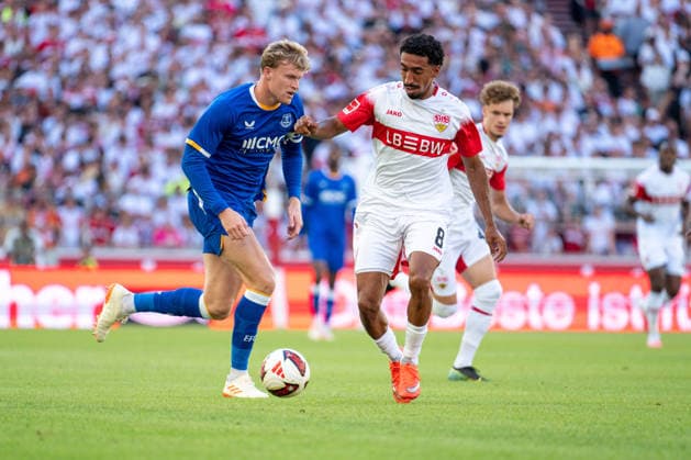 08.08.2026, GER, Fussball, Herren, Testspiel, Saison 2026 2027, VfB Stuttgart vs Everton FC Tiago Tomas ( VfB Stuttgart, 08 ) im Zweikampf mit Jarrad Branthwaite ( Everton FC, 04 ), Stuttgart MHP Arena Baden-Württemberg Deutschland *** August 8, 2026, GER, Soccer, Men s, Friendly, 2026–2027 Season, VfB Stuttgart vs. Everton FC: Tiago Tomas (VfB Stuttgart, No. 08) in a tackle with Jarrad Branthwaite (Everton FC, No. 04), Stuttgart MHP Arena, Baden-Württemberg, Germany Copyright: xNordphoto Memmlerx