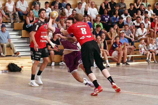 08.08.2026, xovx, Handball Lindencup, TV Hüttenberg - Pfadi Winterthur v.l. Mehdi Ben Romdhane (Pfadi Winterthur), Hendrik Schreiber (TV Hüttenberg), Konrad Hübner (Pfadi Winterthur) Linden Stadthalle Hessen Deutschland (DE) *** August 8, 2026, xovx, Lindencup Handball Tournament, TV Hüttenberg vs. Pfadi Winterthur; from left: Mehdi Ben Romdhane (Pfadi Winterthur), Hendrik Schreiber (TV Hüttenberg), Konrad Hübner (Pfadi Winterthur); Linden Stadthalle, Hesse, Germany, DE