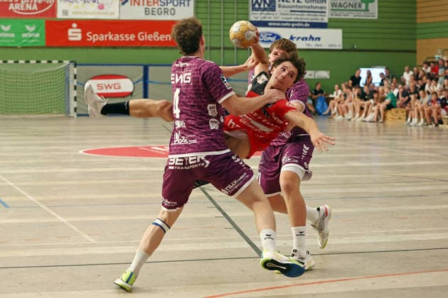 08.08.2026, xovx, Handball Lindencup, TV Hüttenberg - Pfadi Winterthur v.l. David Sehnke (TV Hüttenberg), Tiago Cuencas (Pfadi Winterthur), Julius Gümbel (TV Hüttenberg) Linden Stadthalle Hessen Deutschland (DE) *** August 8, 2026, xovx, Lindencup Handball Tournament, TV Hüttenberg vs. Pfadi Winterthur; from left: David Sehnke (TV Hüttenberg), Tiago Cuencas (Pfadi Winterthur), Julius Gümbel (TV Hüttenberg); Linden Stadthalle, Hesse, Germany, DE