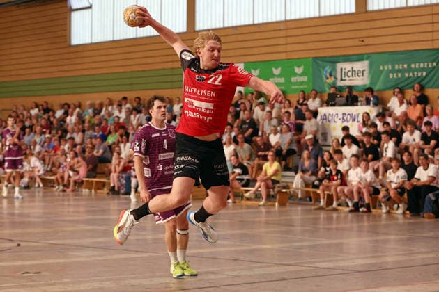 08.08.2026, xovx, Handball Lindencup, TV Hüttenberg - Pfadi Winterthur v.l. David Sehnke (TV Hüttenberg), Mischa Romer (Pfadi Winterthur) Linden Stadthalle Hessen Deutschland (DE) *** August 8, 2026, xovx, Lindencup Handball Tournament, TV Hüttenberg vs. Pfadi Winterthur; from left: David Sehnke (TV Hüttenberg), Mischa Romer (Pfadi Winterthur); Linden Stadthalle, Hesse, Germany, DE
