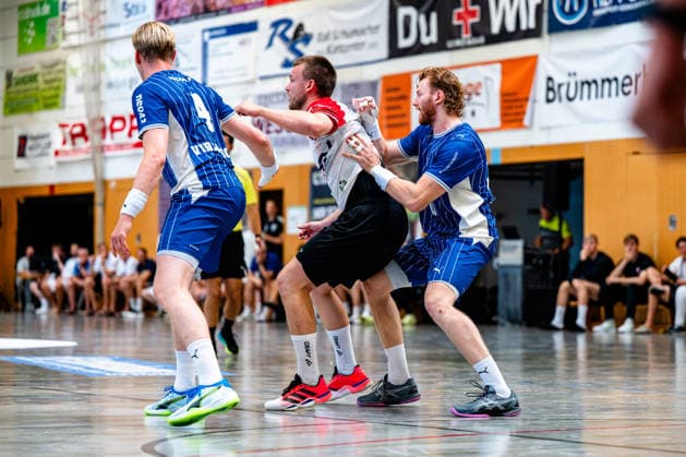 08.08.2026, xdobgx, Handball Heide-Cup 2026, VfL Gummersbach - HOJ Elite v.l. ElliÃ°i Snaer ViÃ°arsson (VfL Gummersbach, 4), Thomas Solstad (HoJ Elite, 44), Tom Kiesler (VfL Gummersbach, 30), Zweikampf, Duell, Kampf, tackle Schneverdingen *** August 8, 2026, xdobgx, 2026 Heide Cup Handball Tournament, VfL Gummersbach HOJ Elite vs. ElliÃ°i Snaer ViÃ°arsson (VfL Gummersbach), 4, Thomas Solstad (HOJ Elite), 44, Tom Kiesler (VfL Gummersbach), 30, one-on-one, duel, battle, tackle, Schneverdingen