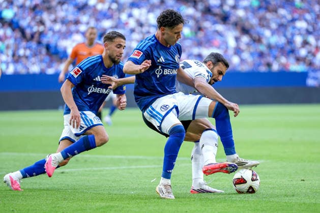 08.08.2026, Fußball, FC Schalke 04 - Atalanta Bergamo, Testspiel Freundschaftsspiel, Veltins-Arena Gelsenkirchen, Saison 2026 2027: Adil Aouchiche (FC Schalke04 24) Soufiane El-Faouzi (FC Schalke04 23) im Zweikampf gegen Davide Zappacosta (Atalanta Bergamo 77) DFB regulations prohibit any use of photographs as image sequences and or quasi-video. Nordrhein-Westfalen Deutschland *** August 8, 2026, Soccer, FC Schalke 04 vs. Atalanta Bergamo, Friendly Match, Veltins Arena, Gelsenkirchen, 2026–2027 Season: Adil Aouchiche (FC Schalke 04, 24) and Soufiane El Faouzi (FC Schalke 04, 23) in a tackle against Davide Zappacosta (Atalanta Bergamo, 77). DFB regulations prohibit any use of photographs as image sequences and or quasi-video. North Rhine-Westphalia Westphalia, Germany