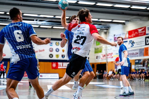 08.08.2026, xdobgx, Handball Heide-Cup 2026, VfL Gummersbach - HOJ Elite v.l. MiloÅ¡ VujoviÄ‡ (VfL Gummersbach, 6), Miro Schluroff (VfL Gummersbach, 15), Andreas Lang (HoJ Elite, 27) beim Wurf, in action, throwing Schneverdingen *** August 8, 2026, xdobgx, 2026 Heide Cup Handball Tournament, VfL Gummersbach HOJ Elite vs. Miloö Vujovic (VfL Gummersbach), 6, Miro Schluroff (VfL Gummersbach), 15, Andreas Lang (HOJ Elite), 27, shooting, in action, throwing Schneverdingen