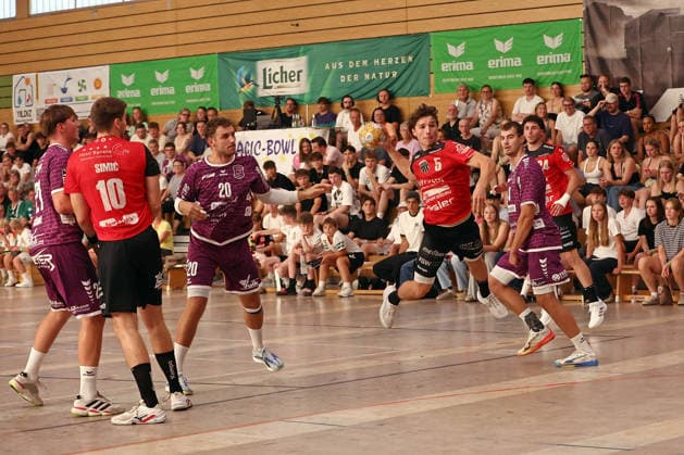 08.08.2026, xovx, Handball Lindencup, TV Hüttenberg - Pfadi Winterthur v.l. Julius Gümbel (TV Hüttenberg), Ivan Simic (Pfadi Winterthur), Leif Haack (TV Hüttenberg), Tiago Cuencas (Pfadi Winterthur), Danil Dyatlov (TV Hüttenberg), Mehdi Ben Romdhane (Pfadi Winterthur) Linden Stadthalle Hessen Deutschland (DE) *** August 8, 2026, xovx, Lindencup Handball, TV Hüttenberg vs. Pfadi Winterthur, Julius Gümbel (TV Hüttenberg), Ivan Simic, Pfadi Winterthur; Leif Haack, TV Hüttenberg; Tiago Cuencas, Pfadi Winterthur; Danil Dyatlov, TV Hüttenberg; Mehdi Ben Romdhane, Pfadi Winterthur; Linden Stadthalle, Hesse, Germany, DE