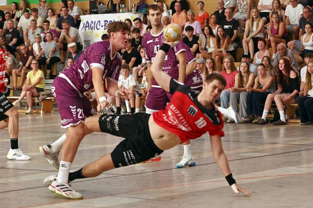 08.08.2026, xovx, Handball Lindencup, TV Hüttenberg - Pfadi Winterthur v.l. Julius Gümbel (TV Hüttenberg), Danil Dyatlov (TV Hüttenberg), Ivan Simic (Pfadi Winterthur) Linden Stadthalle Hessen Deutschland (DE) *** August 8, 2026, xovx, Lindencup Handball Tournament, TV Hüttenberg vs. Pfadi Winterthur; from left: Julius Gümbel (TV Hüttenberg), Danil Dyatlov (TV Hüttenberg), Ivan Simic (Pfadi Winterthur); Linden Stadthalle, Hesse, Germany, DE