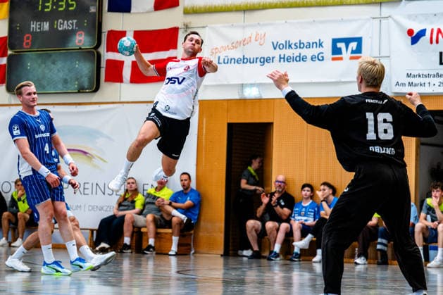 08.08.2026, xdobgx, Handball Heide-Cup 2026, VfL Gummersbach - HOJ Elite v.l. Hampus Wanne (HoJ Elite, 14) beim Wurf, in action, throwing, Bertram Obling (VfL Gummersbach, 16) Schneverdingen *** August 8, 2026, xdobgx, 2026 Heide Cup Handball Tournament, VfL Gummersbach HOJ Elite vs. Hampus Wanne HOJ Elite, No. 14 taking a shot, in action, throwing, Bertram Obling (VfL Gummersbach), No. 16 Schneverdingen